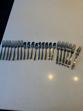 Oneida Stainless Steel 18/10 Flatware Set - Silver Indonesia? On pattern. 22 pc
